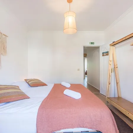 Gota Dagua Surf Camp - Costa Da Caparica, Lisbon 호스텔 *